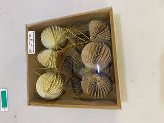 Sada 9 ks papírových ozdob na stromeček 6 cm, bílá, béžová, hnědá