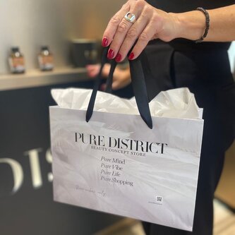 PURE DISTRICT ORIGIN Dárková papírová taška peří PURE DISTRICT ORIGIN Dárková papírová taška peří