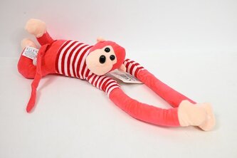 Małpa w koszulce czerwonej wisząca 1008364