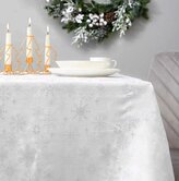 Vánoční ubrus na stůl | SILVER SNOW | ve stříbrné barvě sněhových vloček | 150x220 cm | 937969