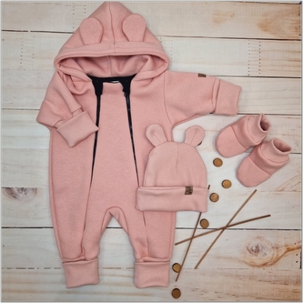 Oteplený dětský overal bez šlapek s kapucí, čepička + botičky, 3D, koralový, vel. 86; 86 (12-18m)