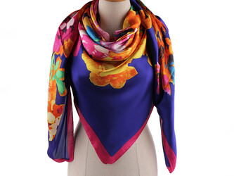 Velký saténový šátek s květy 130x135 cm - 1 ks - 28 modrá kobaltová