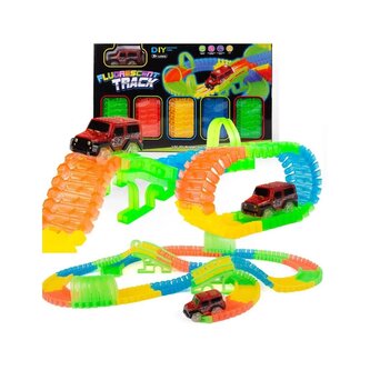 Tor samochodowy świecący w ciemności z autkiem