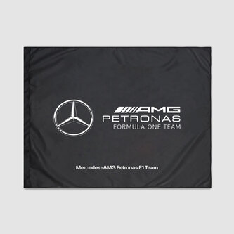 Mercedes AMG F1 fanouškovská vlajka s logem Mercedes AMG F1 fanouškovská vlajka s logem
