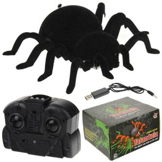 Pająk Tarantula zdalnie sterowany chodzi po ścianach