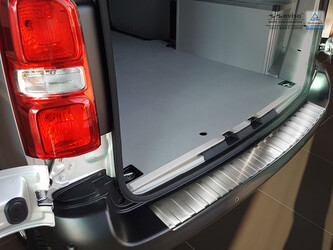 Ochranná lišta hrany kufru Peugeot Traveller 2016- (plastový nárazník, otočné dveře) Ochranná lišta hrany kufru Peugeot Traveller 2016- (plastový nárazník, otočné dveře)