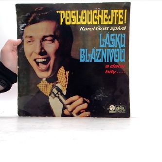 Karel zpívá lásku bláznivou