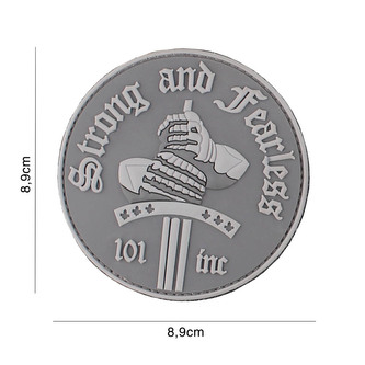 Gumová nášivka 101 Inc nápis Strong and Fearless - šedá