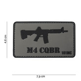 Gumová nášivka 101 Inc zbraň M4 CQBR - šedá