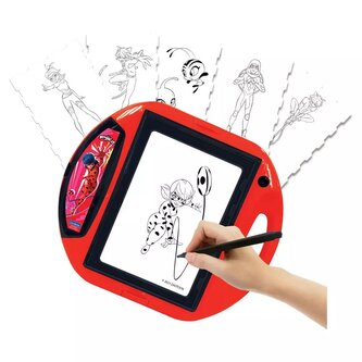 Kreslící projektor Kouzelná Beruška se šablonami a razítky