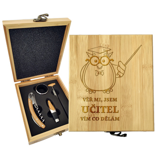 Dárková sada na víno Věř mi, jsem učitel vím co dělám: 147×168×49 mm