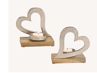 Kovový svícen srdce na dřevěném podstavci 19x20x10 cm