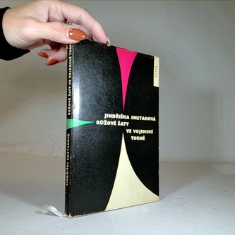 Růžové šaty ve vojenské troně