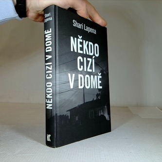 Někdo cizí v domě