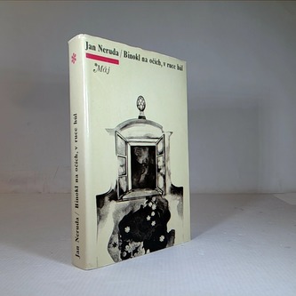 Binokl na očích, v ruce hůl