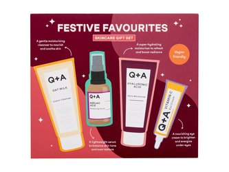 Q+A Festive Favourites čisitcí krém Oat Milk Cream Cleanser 75 ml + pleťové sérum Azelaic Acid Balancing Serum 30 ml + pleťový krém Hyaluronic Acid Daily Moisturiser 75 ml + oční krém Vitamin C Eye Cream 15 ml