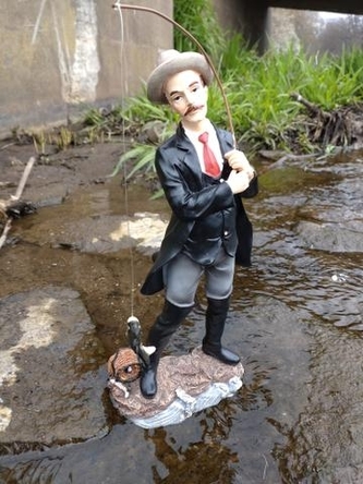 Rybář stojící velký