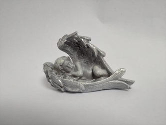 Anděl v křídlech ležící šedý