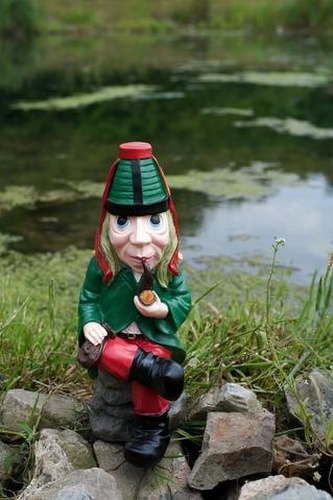 Vodník sedící na kameni malý Vodník sedící na kameni malý