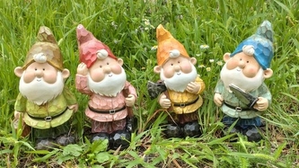 Trpaslík polyston stojící menší