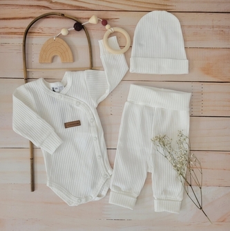 Žebrované zavinovací body, tepláčky a čepička Kazum 3D bavlněná sada, bílé, vel. 68; 68 (3-6m)