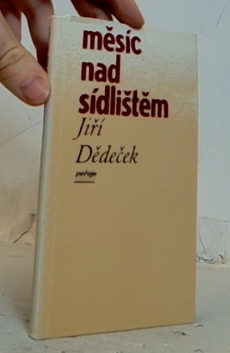 Měsíc nad sídlištěm