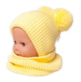 BABY NELLYS Zimní pletená čepice + nákrčník - žlutá s bambulkami; 92/98 (18-36m)