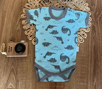 Kojenecké body, kr. rukáv Mamatti, zap. u krku, Dino park - modré s potiskem, vel. 74; 74 (6-9m) Kojenecké body, kr. rukáv Mamatti, zap. u krku, Dino park - modré s potiskem, vel. 74; 74 (6-9m)