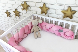 Mantinel Baby Nellys pletený cop velvet - světle růžový Mantinel Baby Nellys pletený cop velvet - světle růžový