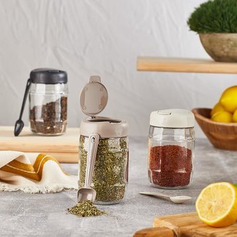 DÓZA NA KOŘENÍ S VÍČKEM A LŽIČKOU 380ML,SKLO/PLAST