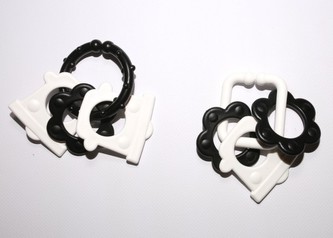 Řetěz/zábrana tvary černobílé plast 6cm 15ks v krabičce 12,5x16cm 0m+