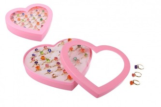 Prstýnek s kamínkem kov 36ks nastavitelná velikost v krabičce ve tvaru srdce 15x14cm