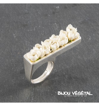 Živé šperky - Prsten stříbrný rovný s bílými minirůžičkami