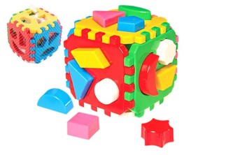 Vkládačka kostka plast 12x12cm v síťce 12m+ Vkládačka kostka plast 12x12cm v síťce 12m+