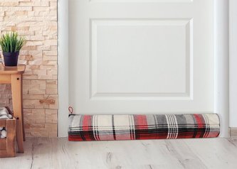 LIN - těsnící válec - červené kostky - 15x90cm