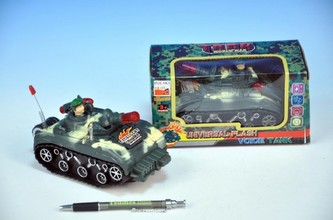 Tank plast 18cm narážecí na baterie se světlem se zvukem v krabičce