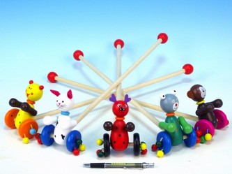 Figurka dřevo na kolečkách tlačící s tyčkou 13-14cm 10 druhů v sáčku - 1 kus