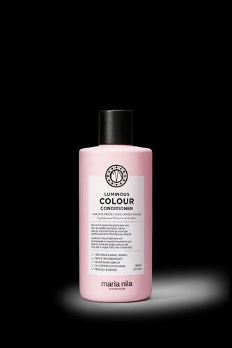 Maria Nila Rozjasňující a posilující kondicionér pro barvené vlasy bez sulfátů a parabenů Luminous Colour (Conditioner) Rozjasňující a posilující kondicionér pro barvené vlasy bez sulfátů a parabenů Luminous Colour (Conditioner) - Objem 300 ml woman
