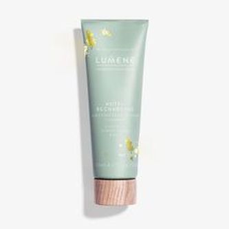 Lumene Vyživující čisticí pěna Harmonia (Nutri-Recharging Purifying Peat To Foam Cleanser) 125 ml woman