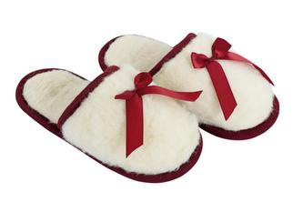 Australské meríno pantofle 520g/m2 - bílý beránek/červená stuha - velikost 43-44