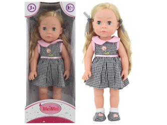 Panenka mrkací blondýnka v kostkovaných šatech