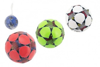 Míč fotbalový malý junior nafouknutý šitý 15cm kůže mix barev v síťce Míč fotbalový malý junior nafouknutý šitý 15cm kůže mix barev v síťce