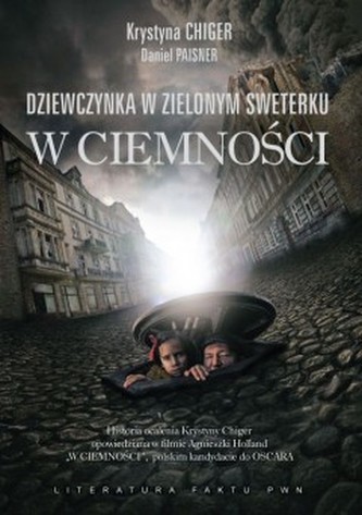 Dziewczynka w zielonym sweterku. W ciemności