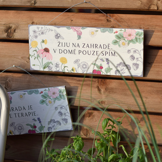 HOUSEDECOR Zahradní cedule s citátem - Žiju na zahradě