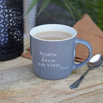 HOUSEDECOR Porcelánový šedý hrnek - Nejdřív káva, pak víno.