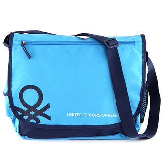 Taška přes rameno Benetton světle modrá s tmavě modrým lemováním a bílým nápisem