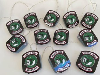 Dekorativní 2D světýlka k zavěšení - řetězová lampa Riverdale: South Side Serpents řetěz 12 kusů (250 cm)