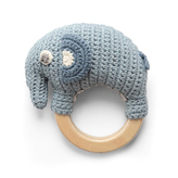 Háčkované chrastítko na kroužku Fanto, Powder Blue