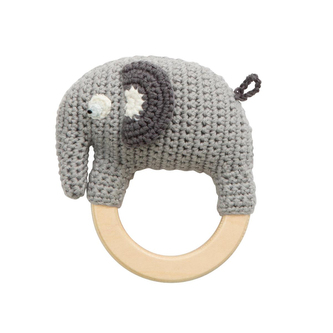 Háčkované chrastítko na kroužku Fanto, Classic Grey