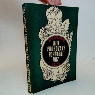 Bíle pruhovaný pohřební vůz